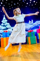 Праздник в детском саду. Девочка танцует на сцене