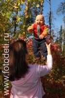 Мама на природе высоко подбрасывает ребёнка , фотография на сайте fotodeti.ru