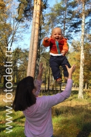 Мама с малышом на прогулке в парке , фотография на сайте fotodeti.ru