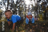 Мама с детьми гуляет на природе, фотографии детей на природе