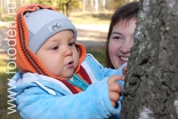 Малыш с мамой изучает окружающий мир, фотографии детей на природе