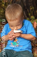 Ребёнок нюхает шампиньоны, которые нашел, фотографии детей на природе