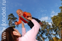 Мама подбрасывает малыша до неба в сосновом бору , фотография на сайте fotodeti.ru