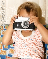 Маленький ребёнок фотографирует, забавные фотографии детей на сайте детского фотографа