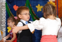 Мальчик с девочкой кружатся в танце, тематика фото «Обучение детей танцам