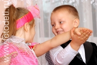 Мальчик ведёт девочку в медленном танце, тематика фото «Обучение детей танцам