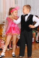 Мальчик ведёт за руку девочку в танце, тематика фото «Обучение детей танцам