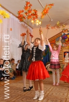 Дети танцуют танец с листьями, тематика фото «Обучение детей танцам