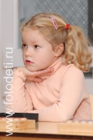Внимательная девочка на уроке, фото из архива детского фотографа