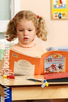 Ребёнок читает книгу, снимок из архива детского фотографа