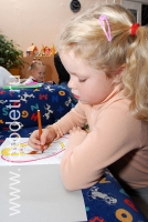 Девочка рисует фломастером, фотография из галереи «Дети рисуют