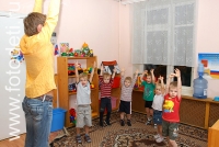 Александр Пушкин делает зарядку с группой детей, на фото дети занимаются спортом