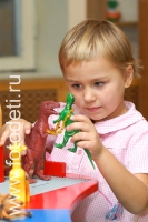 Ребёнок играет с динозаврами, фото детей на сайте fotodeti.ru