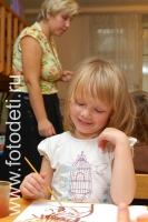 Творческое занятие в детском саду, фотография из галереи «Дети рисуют