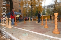 Гигантские шахматы для детей, на фото дети занимаются спортом