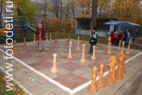 Уличные шахматы, на фото дети занимаются спортом