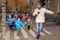 Педагог-мужчина гуляет с детьми на детской площадке, детские фотографии из фотогалереи «Дети играют