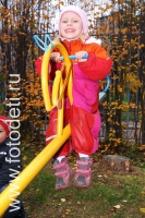 Счастливая девочка на качелях, фото детей на сайте детского фотографа