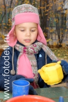 Девочка играет с кукольной посудой, фото детей на сайте детского фотографа