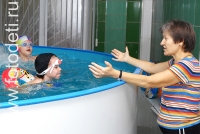 Обучение детей плаванию в Москве, на фото дети занимаются спортом