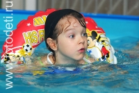 Детский сад с бассейном в Москве, на фото дети занимаются спортом