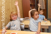 Дети тянут руки на уроке в детском саду, фото из архива детского фотографа