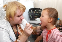 Врач смотрит горло ребёнку, оздоровительные процедуры для детей