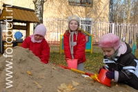 Дети играют в песочнице, детские фотографии из фотогалереи «Дети играют