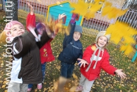 Дети играют с листьями, фотографии детей на авторском сайте детского фотографа