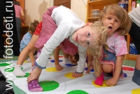 Игра для развития реакции и физических способностей твистер, на фото дети занимаются спортом