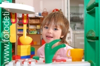 Маленькая хозяйка на игрушечной кухне, детские фотографии из фотогалереи «Дети играют