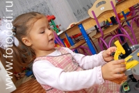Ребёнок с микроскопом, фото детей в фотобанке fotodeti.ru