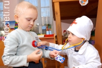 Дети играют в больницу, фото играющих малышей