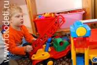 Игрушка кран машина, фото детей в фотобанке fotodeti.ru