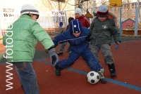 Дети играют в футбол, на фото дети занимаются спортом