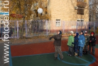 Дети бросают мяч в баскетбольное кольцо, на фото дети занимаются спортом