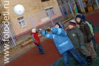Игры с мячом на спортплощадке, на фото дети занимаются спортом