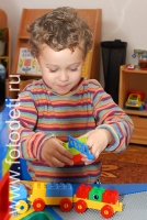 Мальчик играет с машинками из конструктора, фотографии детей в авторском  фотобанке