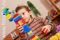 Ребёнок увлечен конструированием, фотографии детей на авторском сайте детского фотографа
