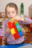 Фотография девочки, играющей в конструктор лего, фото детей в фотобанке fotodeti.ru