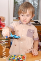 Игрушечная машинка, фото детей в фотобанке fotodeti.ru