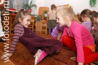 Общение девочек-дошкольниц , фотография на сайте fotodeti.ru