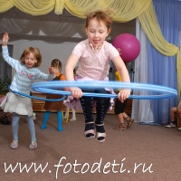 Девочка прыгает через обруч, забавные фотографии детей на сайте детского фотографа
