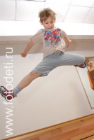 Фотографии высоко прыгающих малышей, динамичные сюжеты из копилки опыта детского фотографа