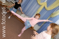 Дети на гимнастических занятиях, на фото дети занимаются спортом