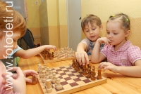 Детский шахматный клуб, на фото дети занимаются спортом