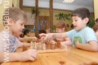 Шахматная партия в детском саду, на фото дети занимаются спортом