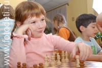 Шахматы и дети, на фото дети занимаются спортом