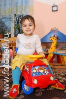 Мальчик на машинке, фото детей на сайте fotodeti.ru
