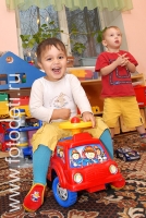 Весёлые катания на машинках, фото детей на сайте fotodeti.ru